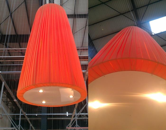 Close-up lampenkap als aankleding van grote hal