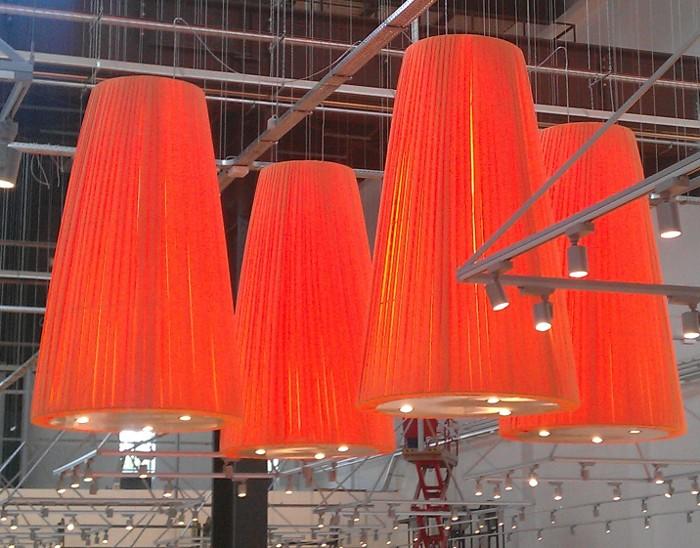 Lampenkappen als aankleding van grote hal