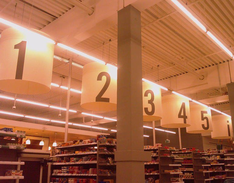 Lampenkappen boven kassa's