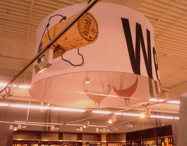 Lampenkappen boven wijnafdeling