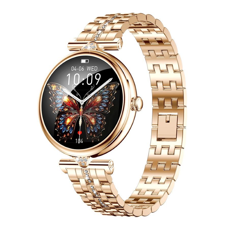 Reloj inteligente dorado con diseño de mariposa en la pantalla y pulsera de eslabones, que se muestra sobre un fondo blanco.