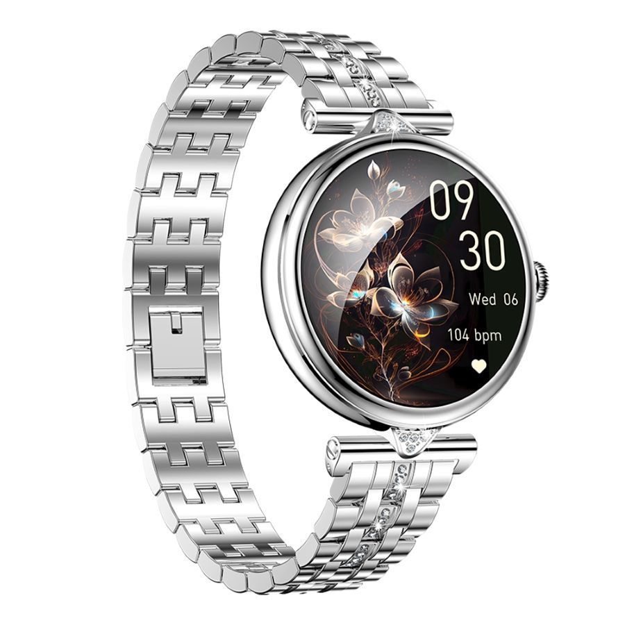 Reloj inteligente plateado con esfera redonda y un diseño floral decorativo. El reloj tiene una correa metálica a juego.