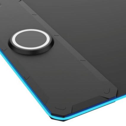 Alfombrilla de escritorio negra y azul con base de carga inalámbrica circular y detalles en las esquinas.