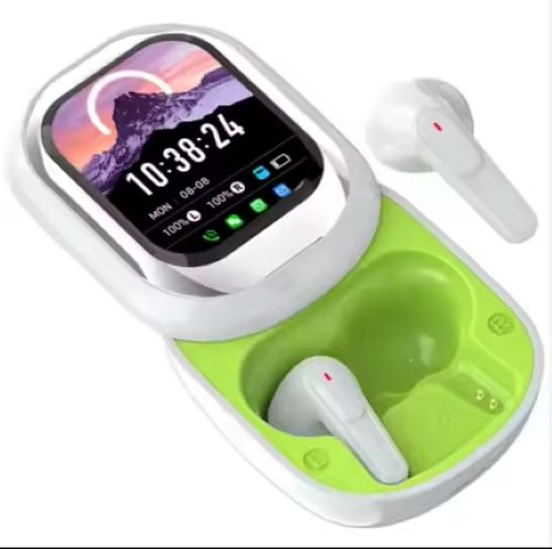 Auriculares blancos en estuche de carga con pantalla que muestra la hora. Diseño verde y blanco.