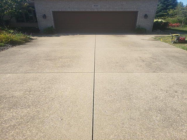 Driveway Before — Canton, OH — Big T's Power Clean
