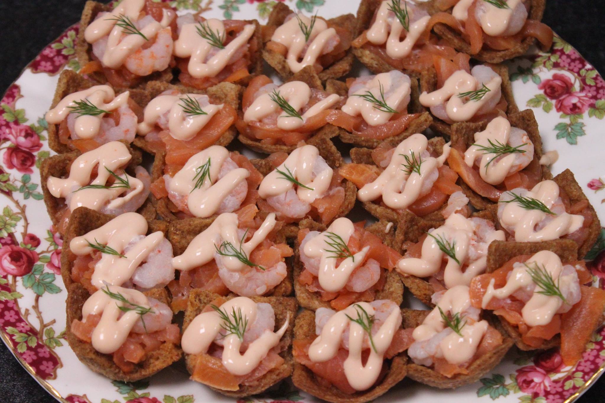 Smoke salmon, prawns and marie rose sauce in a bread basket canapes.