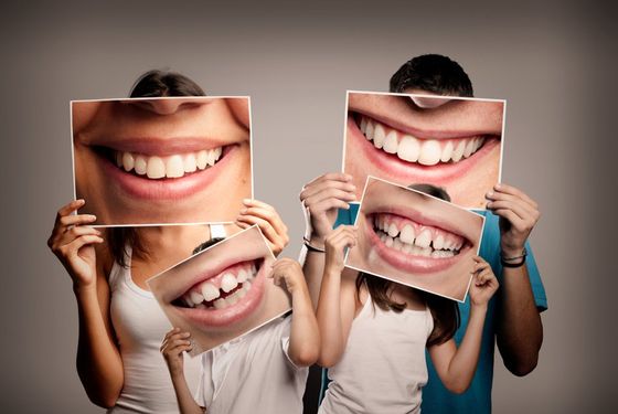 famiglia con foto di denti sani