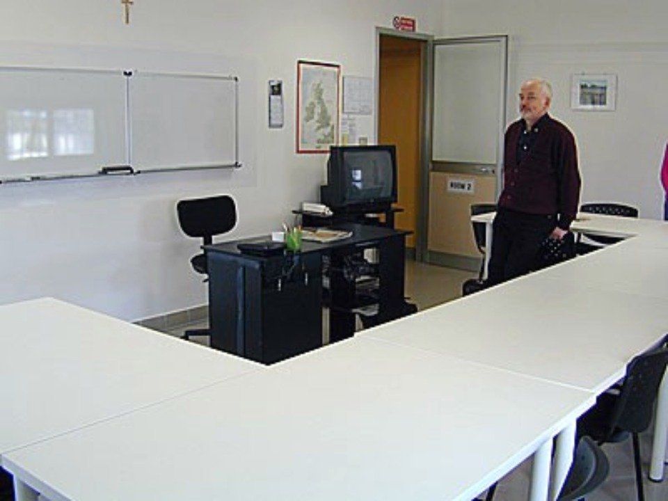 insegnante con tv per lezione interattiva