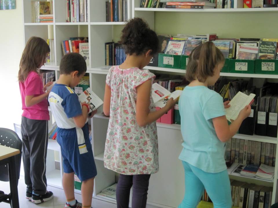 bambini mentre leggono dei libri