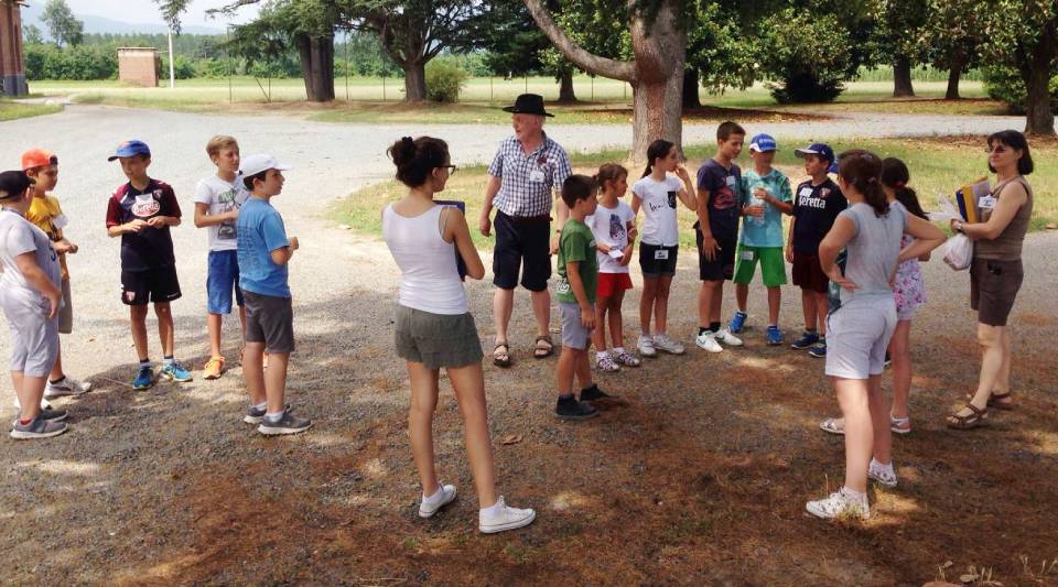bambini durante attività al parco con insegnante