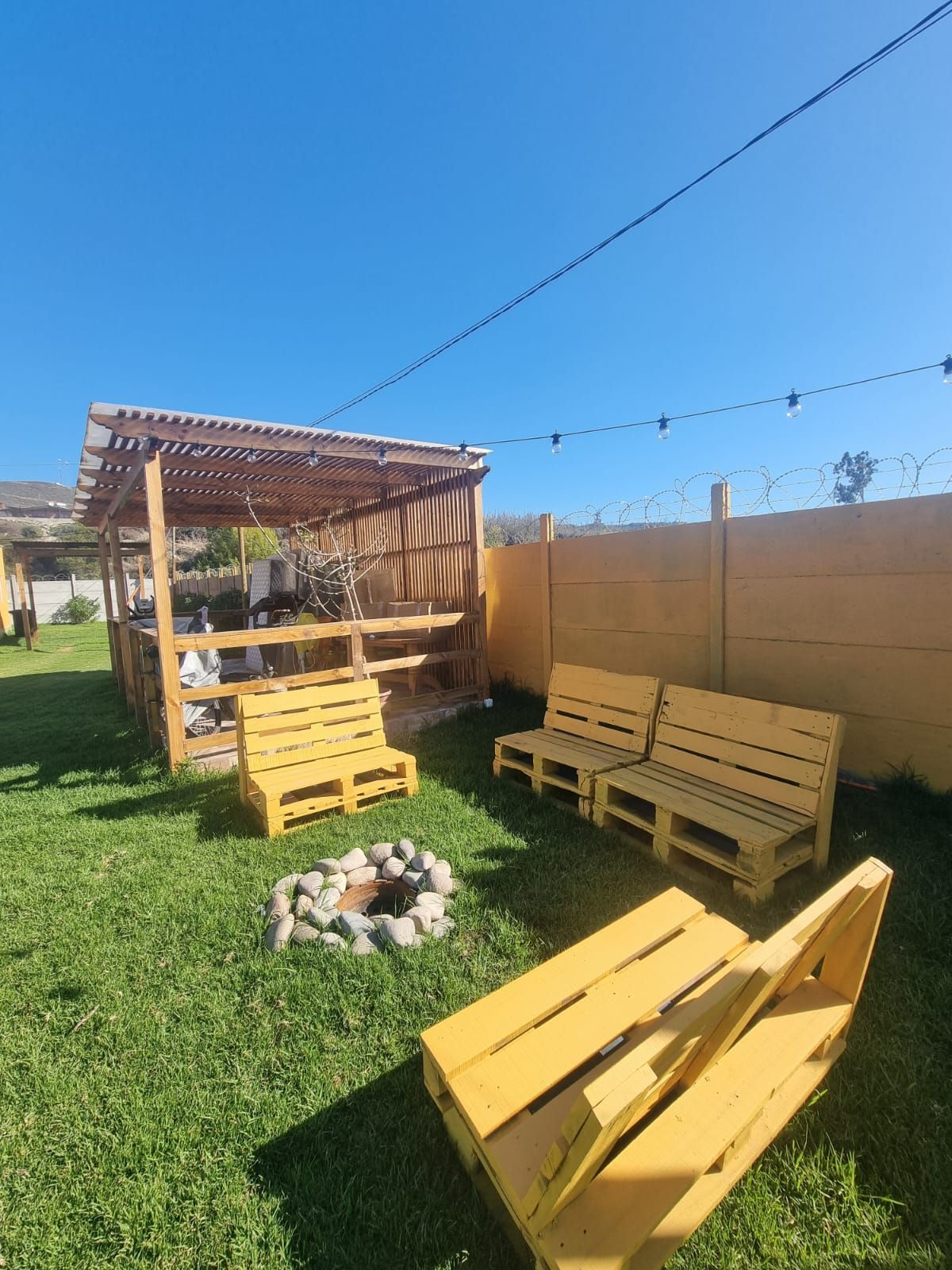 Hay una fogata en medio del patio.