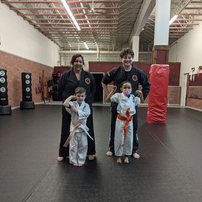 A group of people are standing next to each other in a gym.