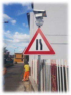 Segnale con pannello fotovoltaico