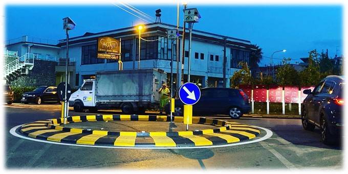 Rotatoria con moduli in gomma e segnali