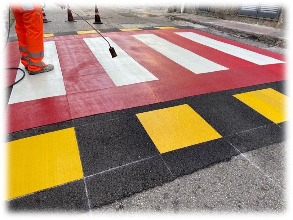attraversamenti pedonali con strisce colorate