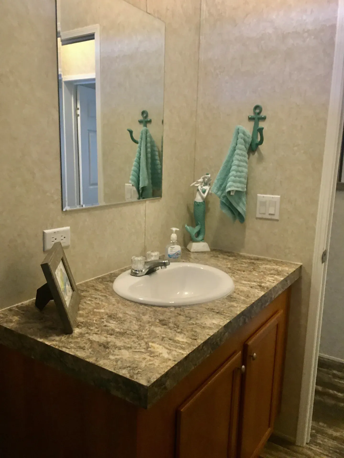 A bathroom with a sink and a mirror