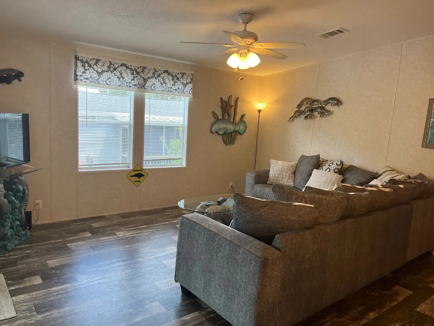 A living room filled with furniture and a ceiling fan.
