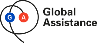 Logo di Global Assistance con cerchi blu e rossi e testo nero su sfondo bianco.