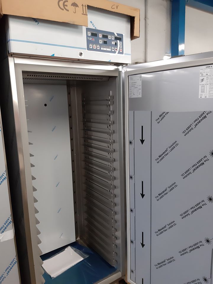armadio frigo in acciaio