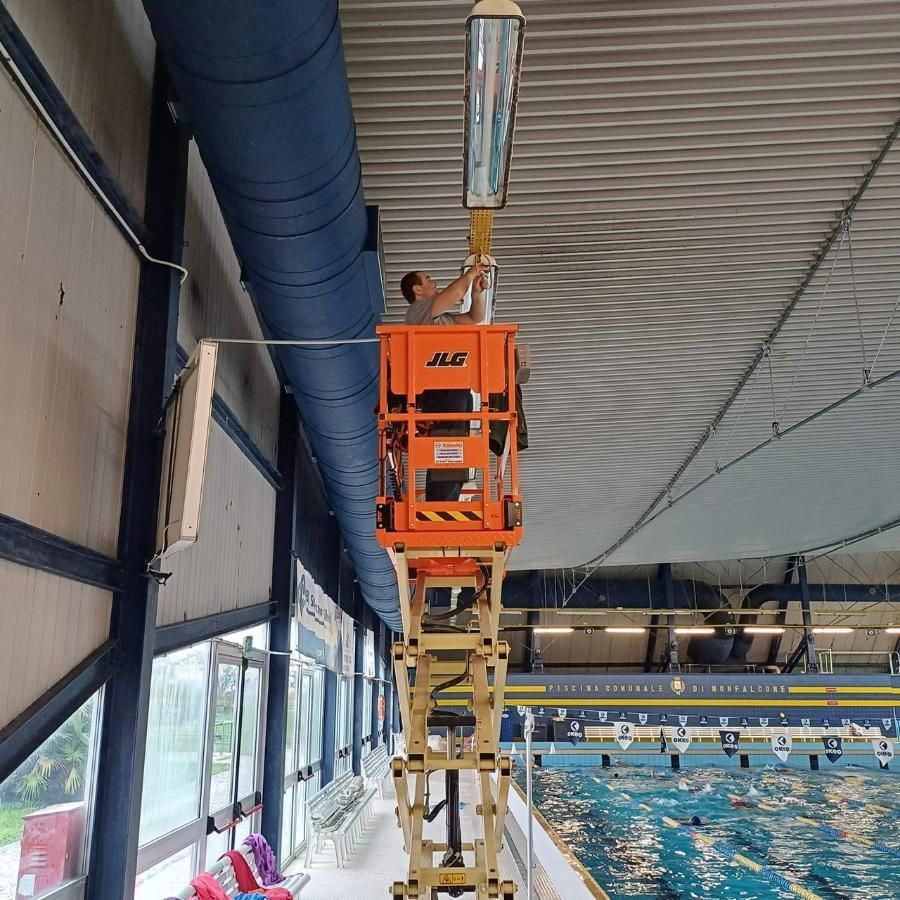 Piscina comunale di Monfalcone efficientamento energetico illuminazione  led  sui piani vasca