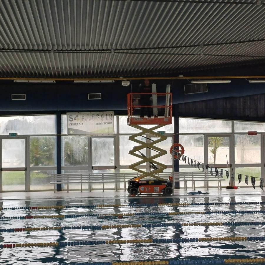 Piscina comunale di Monfalcone efficientamento energetico illuminazione  led  sui piani vasca
