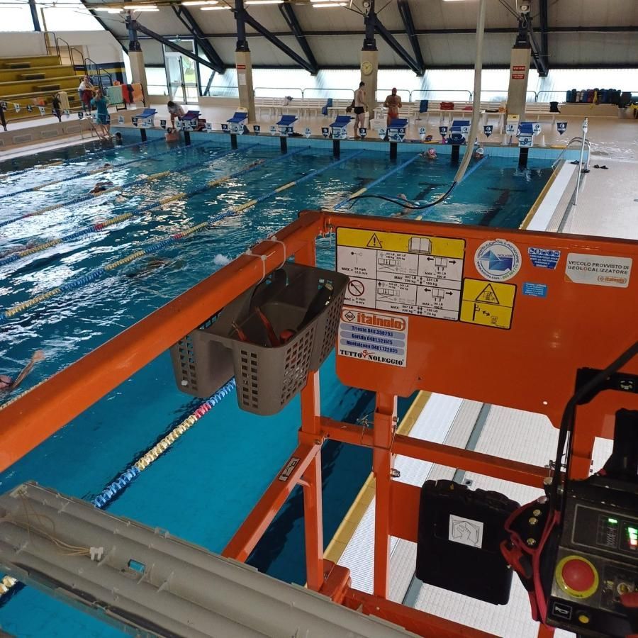 Piscina comunale di Monfalcone efficientamento energetico illuminazione  led  sui piani vasca