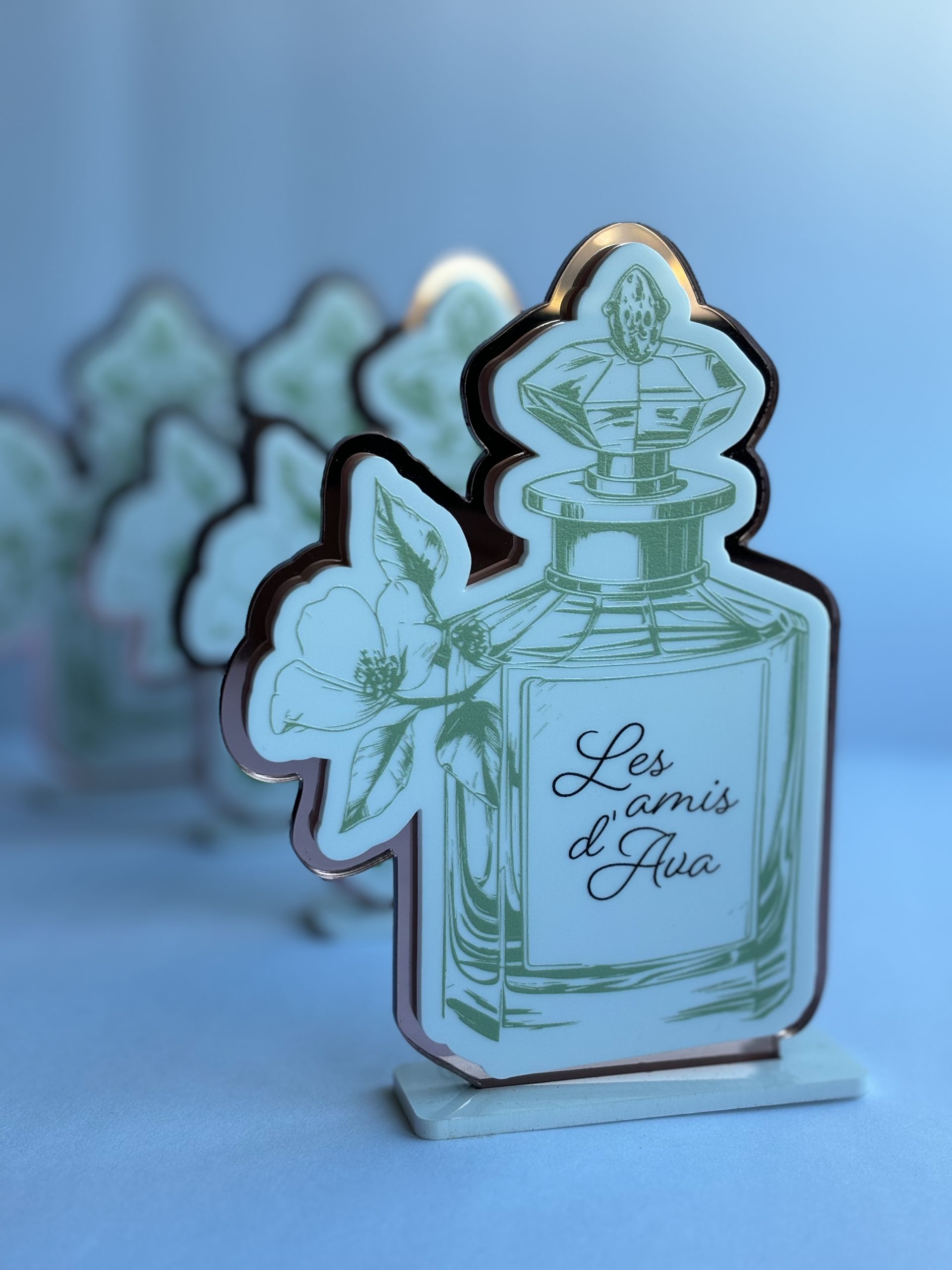 A bottle of perfume with the words les amis d ' ave on it