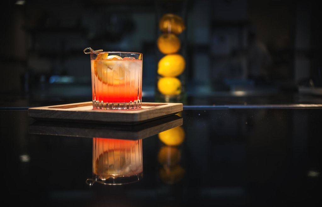 bancone bar con cocktail