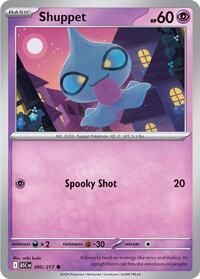 Een paarse Shuppet Pokémon-kaart met daarop het spooktype wezen dat zweeft tegen een achtergrond van huizen 's nachts.