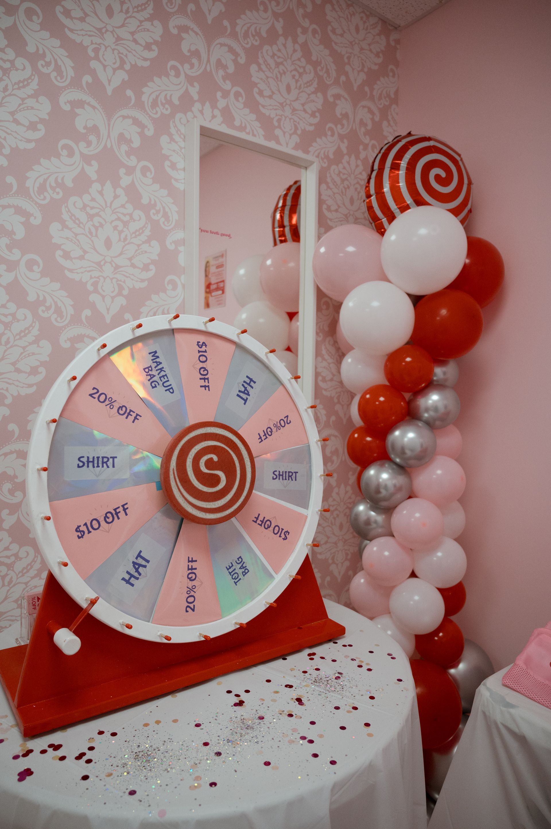 A spinning wheel with the letter s on it