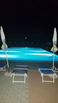 vista di una piscina con due sdraio