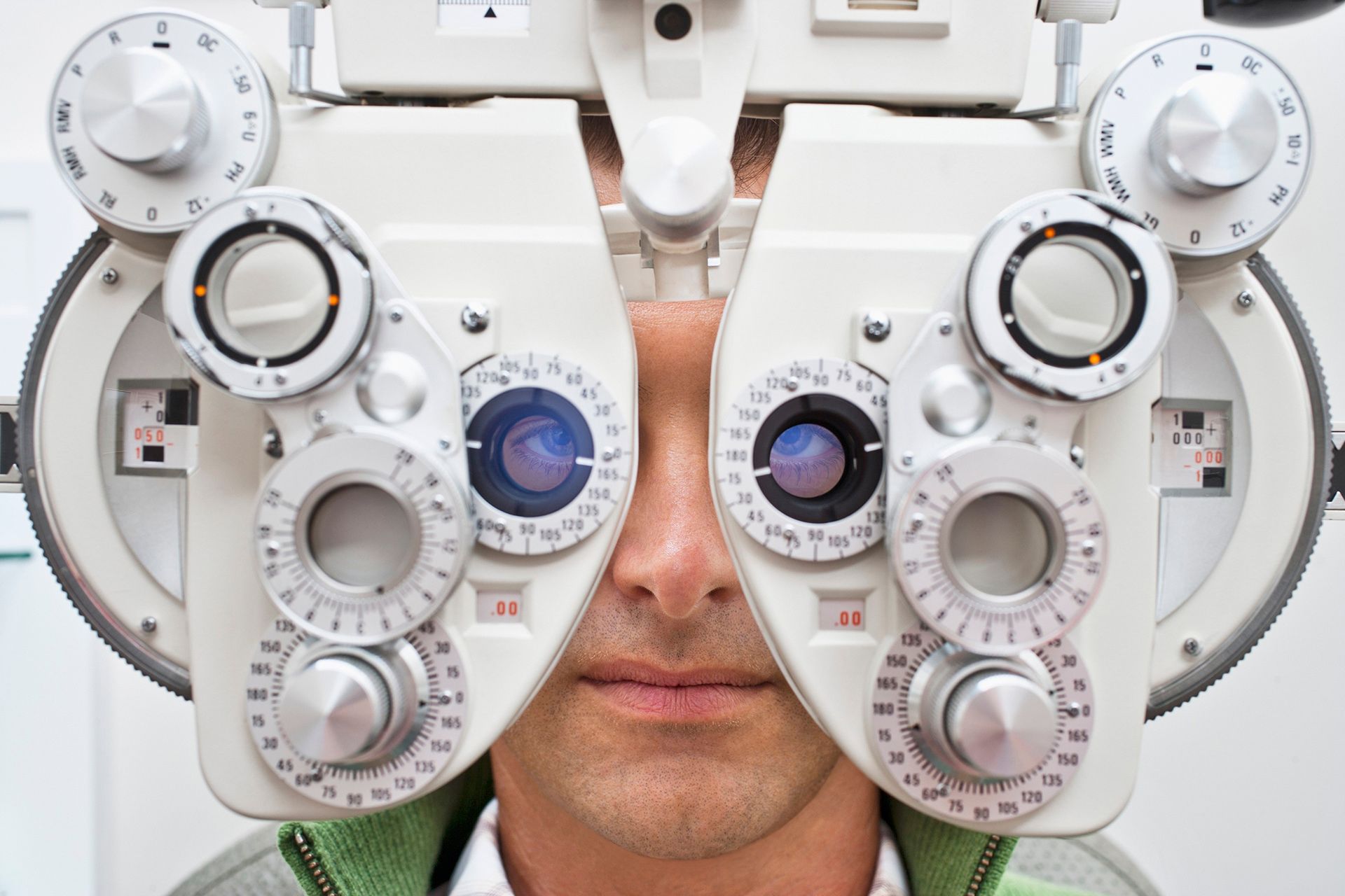 Un hombre se hace revisar los ojos por un oftalmólogo.
