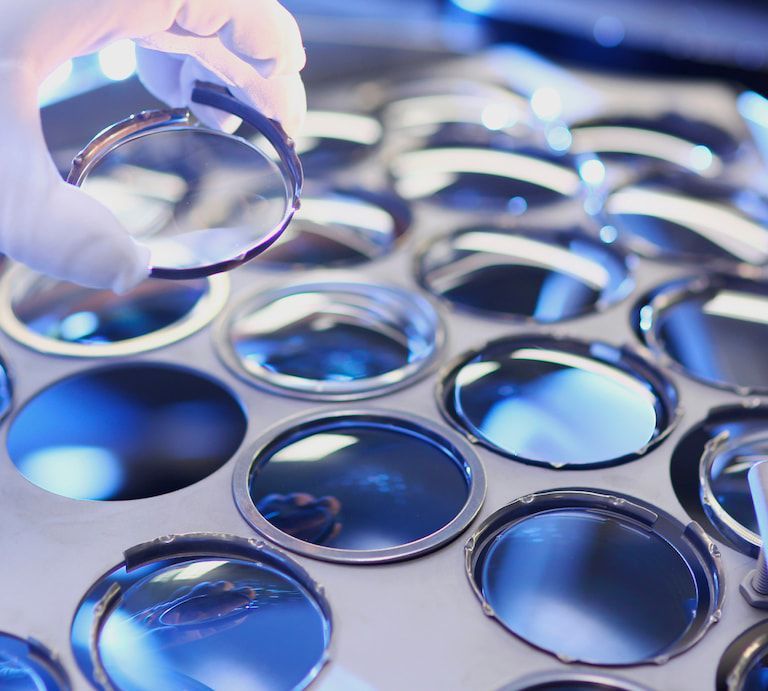 Una persona sostiene un par de gafas en la mano.