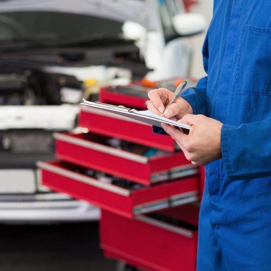 Un meccanico in tuta blu