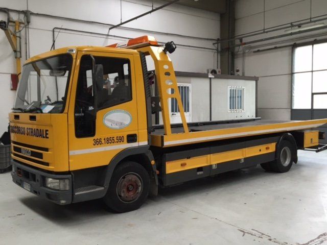 Carro attrezzi giallo