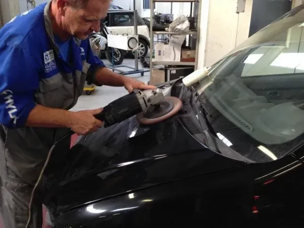 Una persona in tuta blu