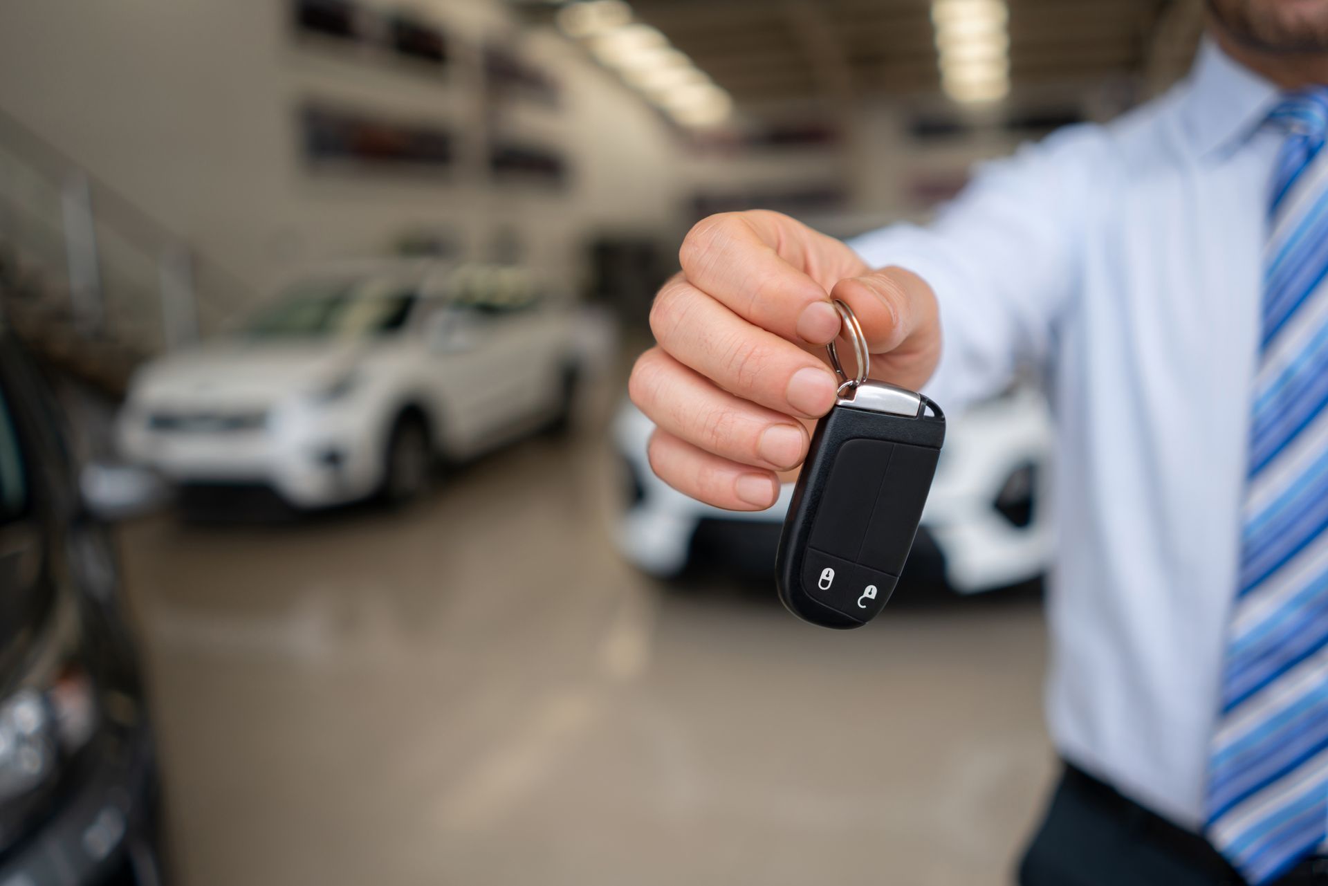 Persona che tiene in mano le chiavi di un'auto