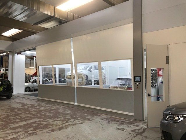 Vista interna di una cabina di verniciatura