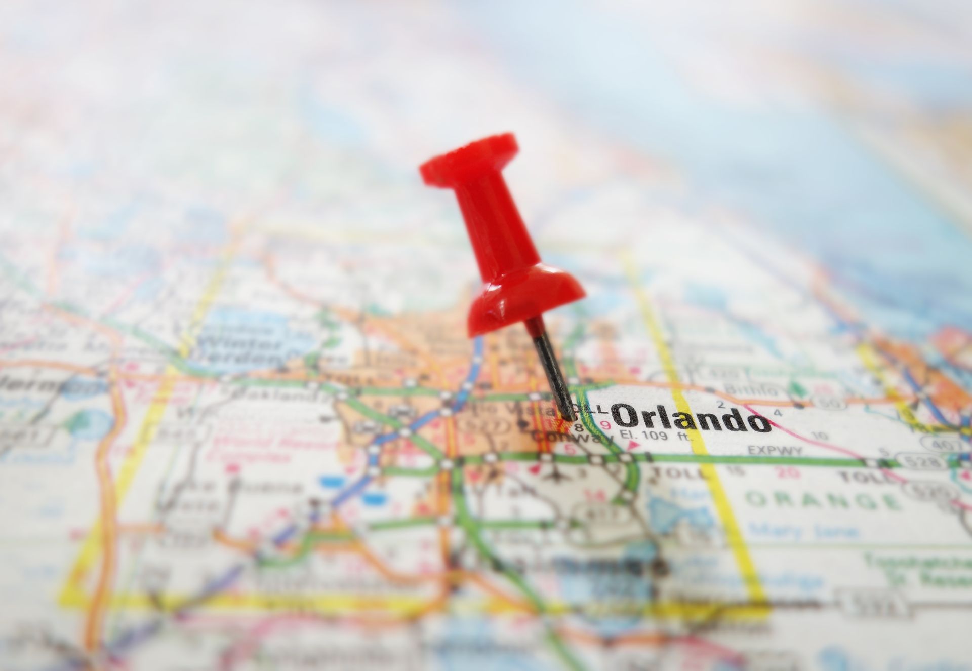Red pushpin marking Orlando on a map.