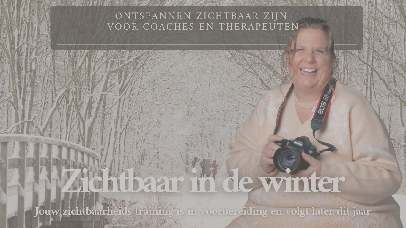 Lachende vrouw met camera in een winterse buitenomgeving, met daaroverheen de Nederlandse tekst