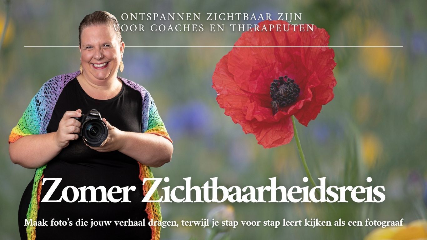 Vrouw met camera naast rode klaproos en tekst “Zomer Zichtbaarheidsreis” op groene achtergrond. fotograaf voor coaches en therapeuten die ontspannen zichtbaar willen zijn.