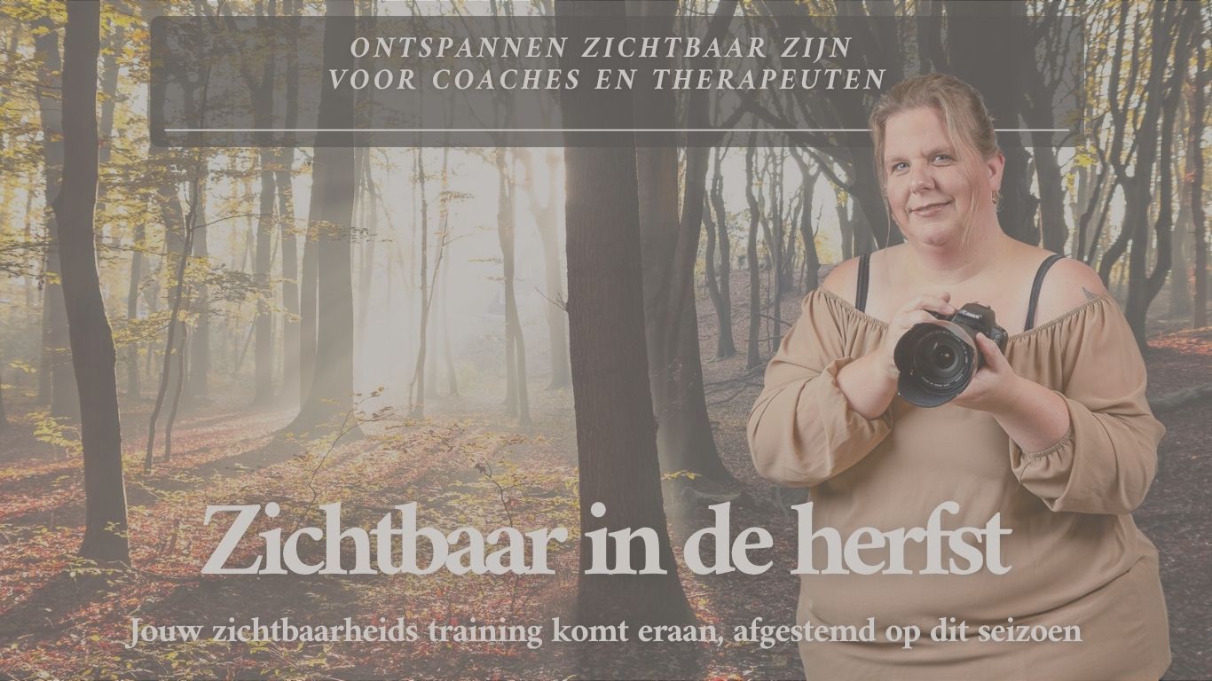Bos met herfstmist en vrouw met camera. tekst: “Zichtbaar in de herfst” en “Ontspannen zichtbaar zijn voor coaches en therapeuten”. 12 weekse training om te leren kijken als een fotograaf.