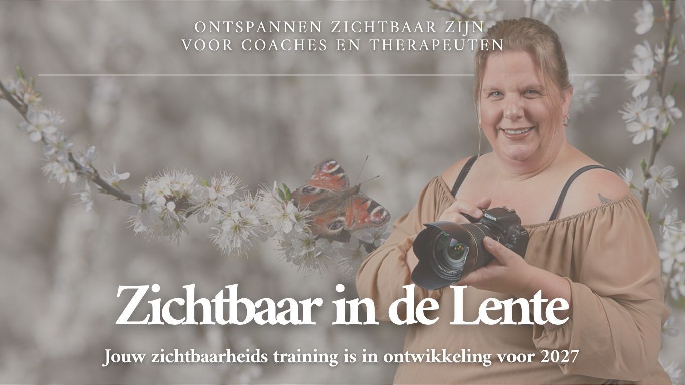 Vrouw met bloemen op grijze achtergrond, fotograaf. titel “Zichtbaar in de Lente”. ontspannend zichtbaar in zijn voor coaches en therapeuten. 12 weken training om te leren kijken als een fotograaf