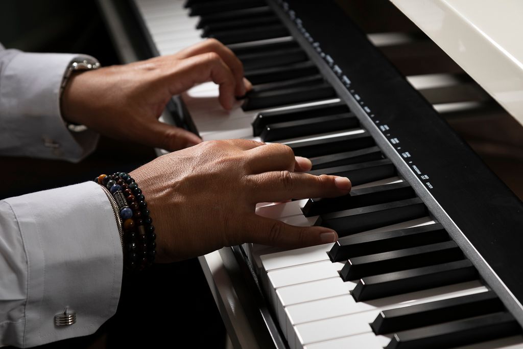 Een close-up van een persoon die piano speelt