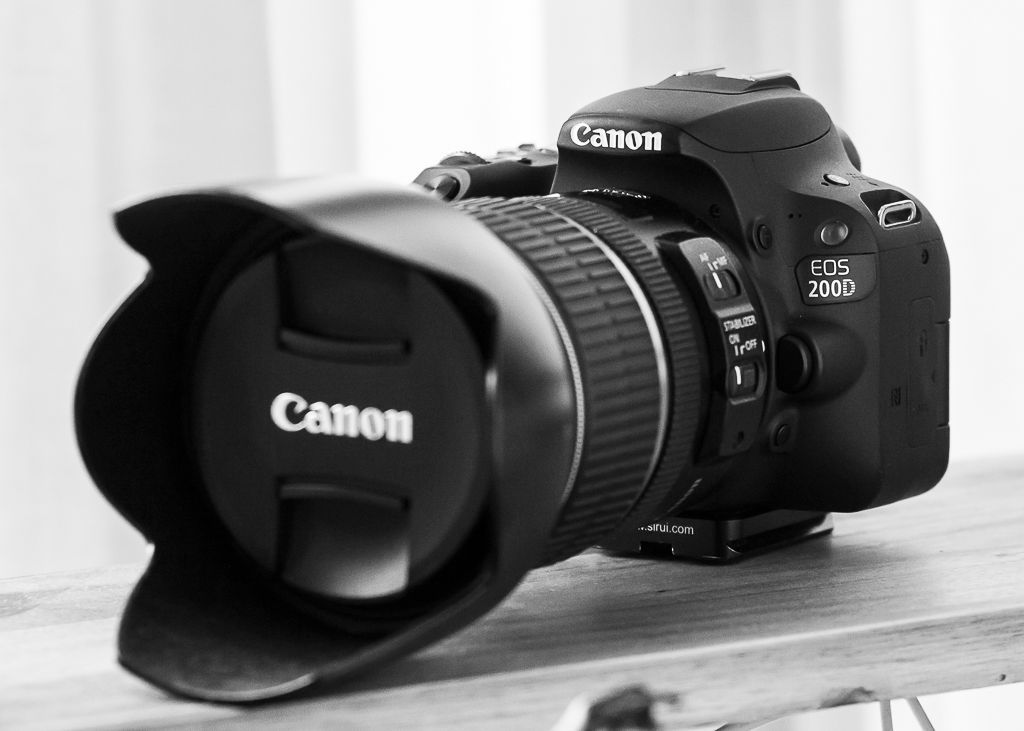 fotocamera van de fotograaf van het merk canon. Canon 200D met een Canon 17-55mm f2.8 lens. Zwart-wit foto.