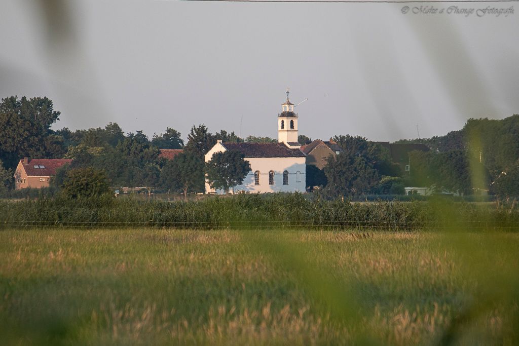 Witte kerkje van Simonshaven bij zonsopkomst