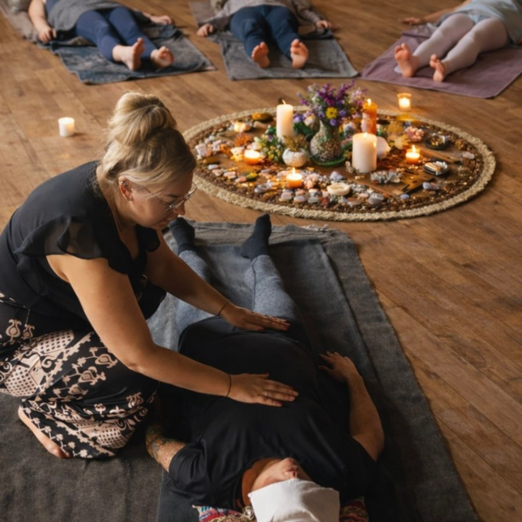 Esmee Evers geeft een reiki behandeling in de groep