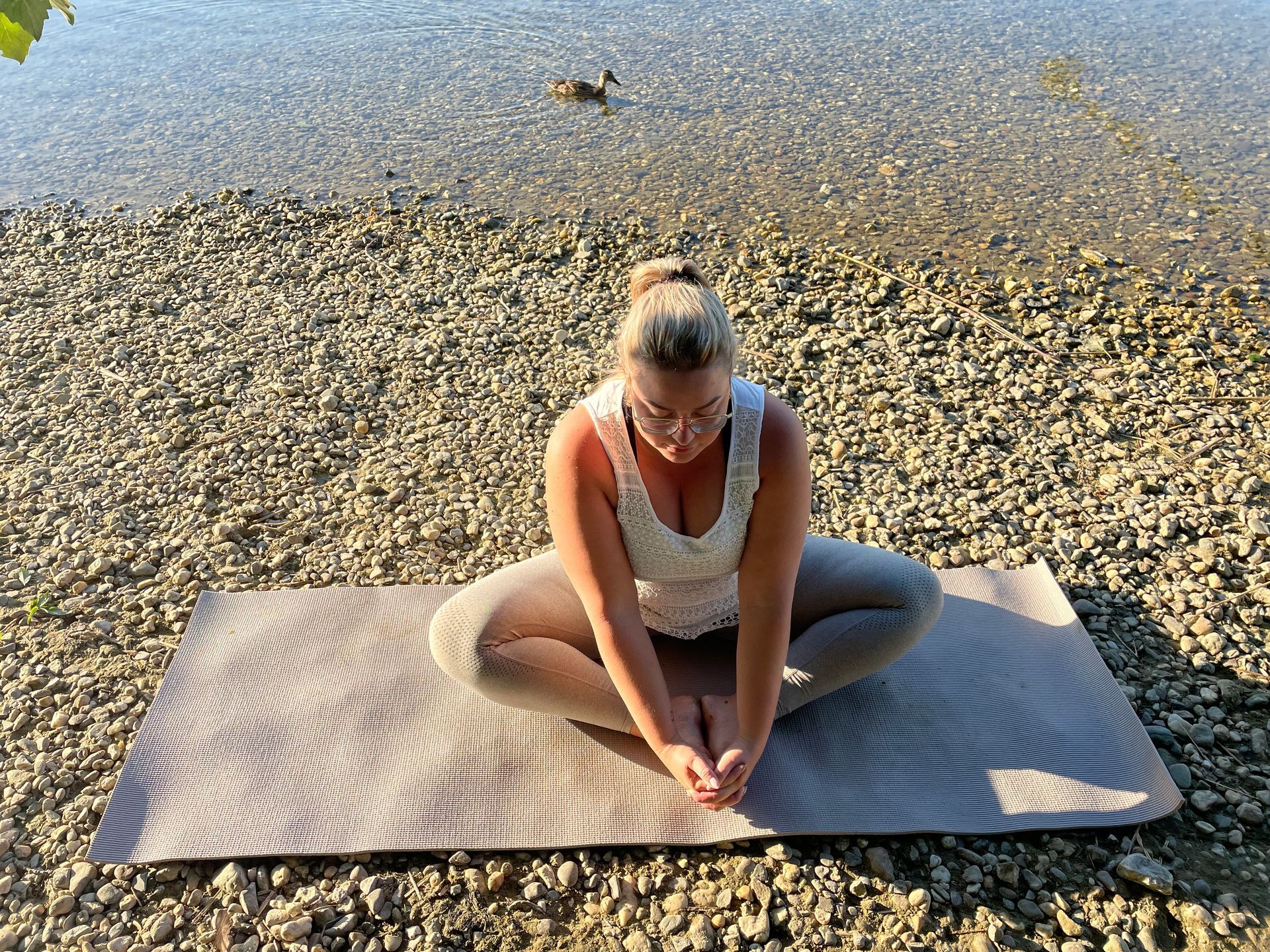 Yin Yoga Esmee Evers geeft een Yin Yogales bij Hugz in Zelhem