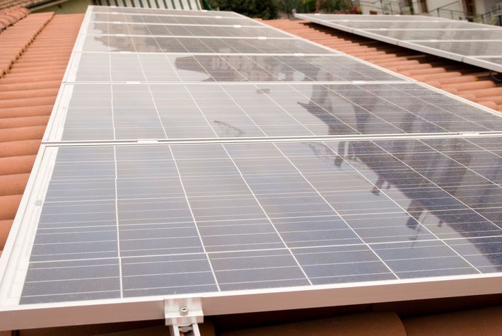 Pannelli solari installati su un tetto esposto alla luce solare diretta