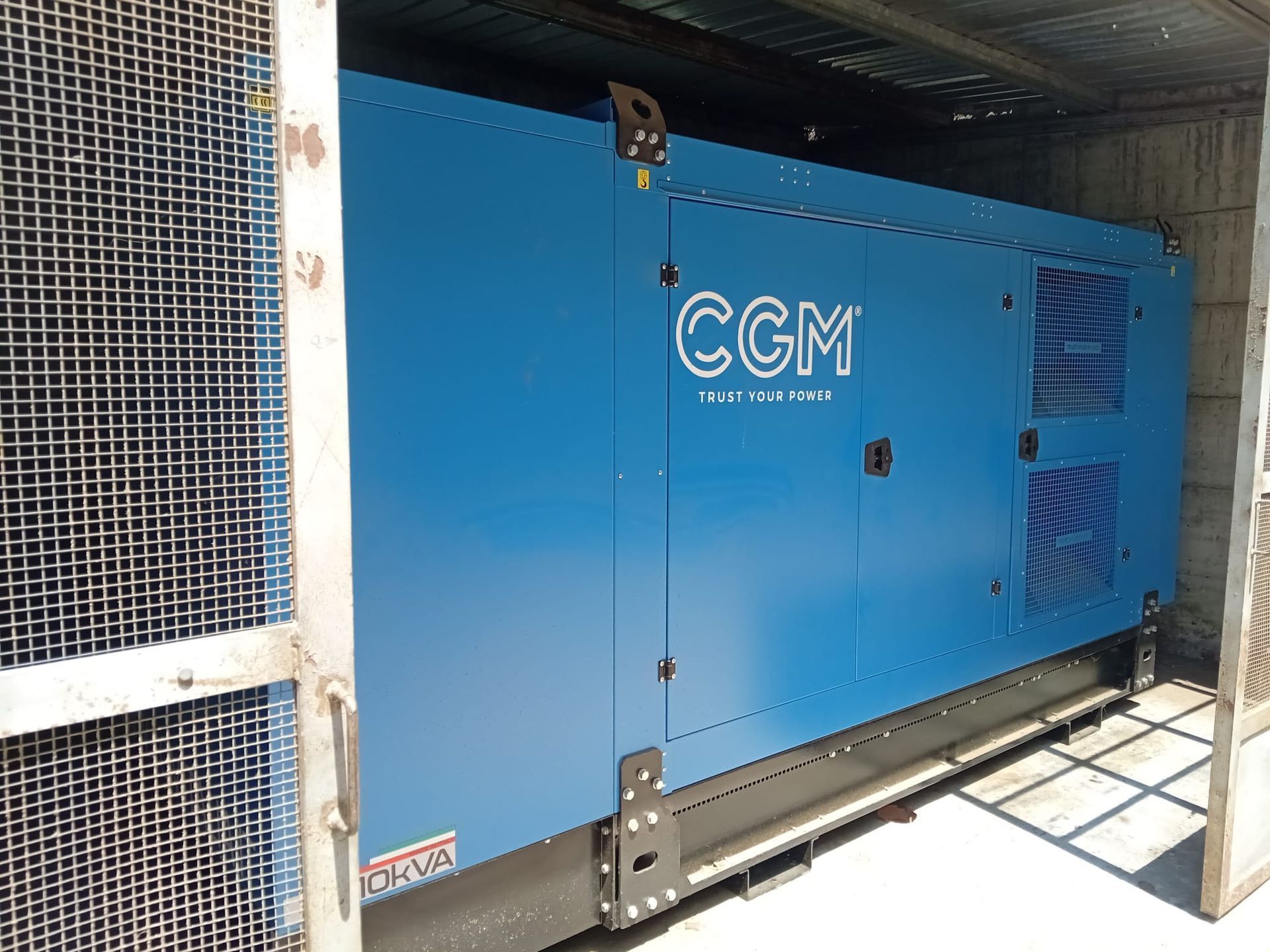 Gruppo elettrogeno CCM blu all'interno di un involucro metallico, visto dal lato anteriore sinistro.